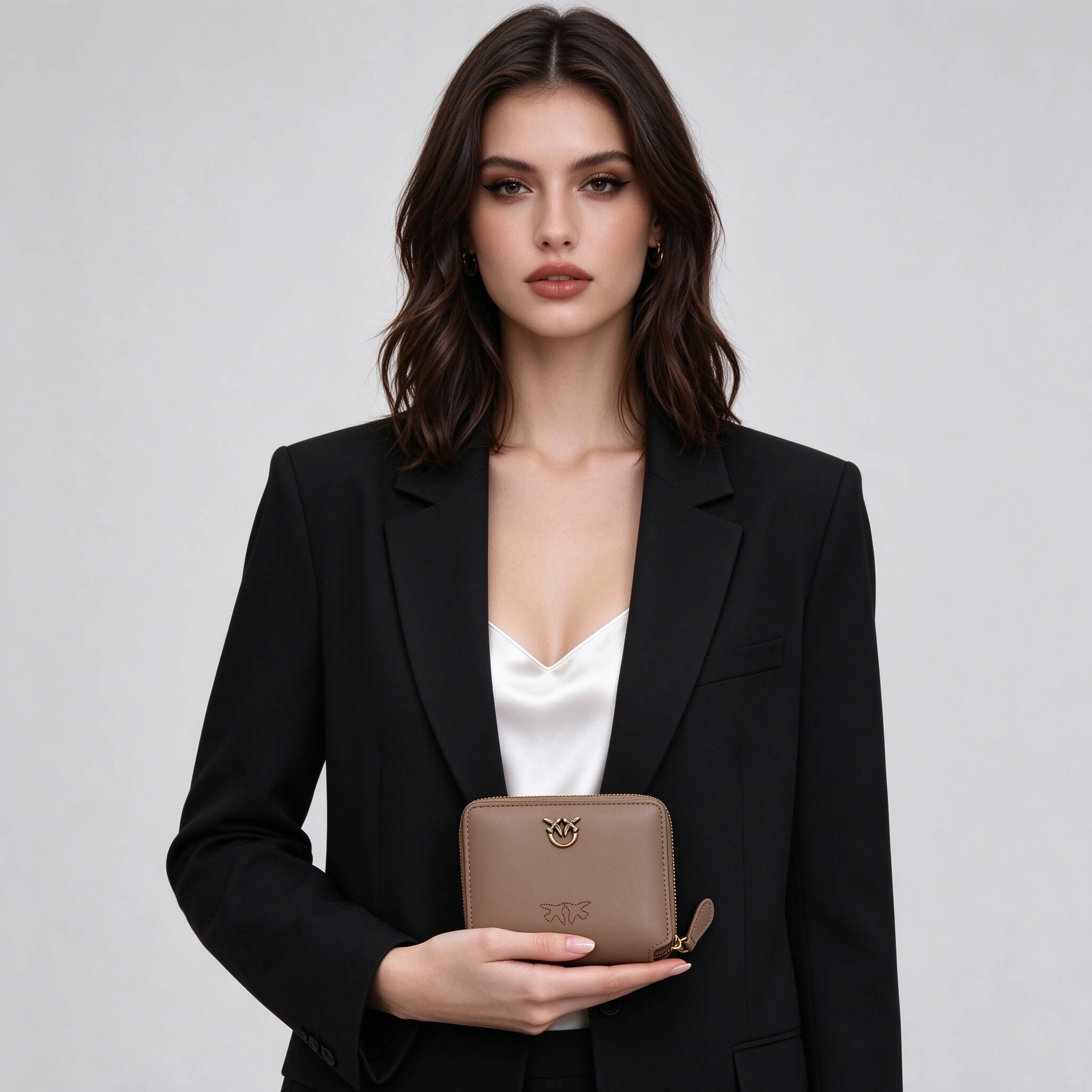 01_模特_正面手持半身 PINKO Love Wallet Bag - Image 1