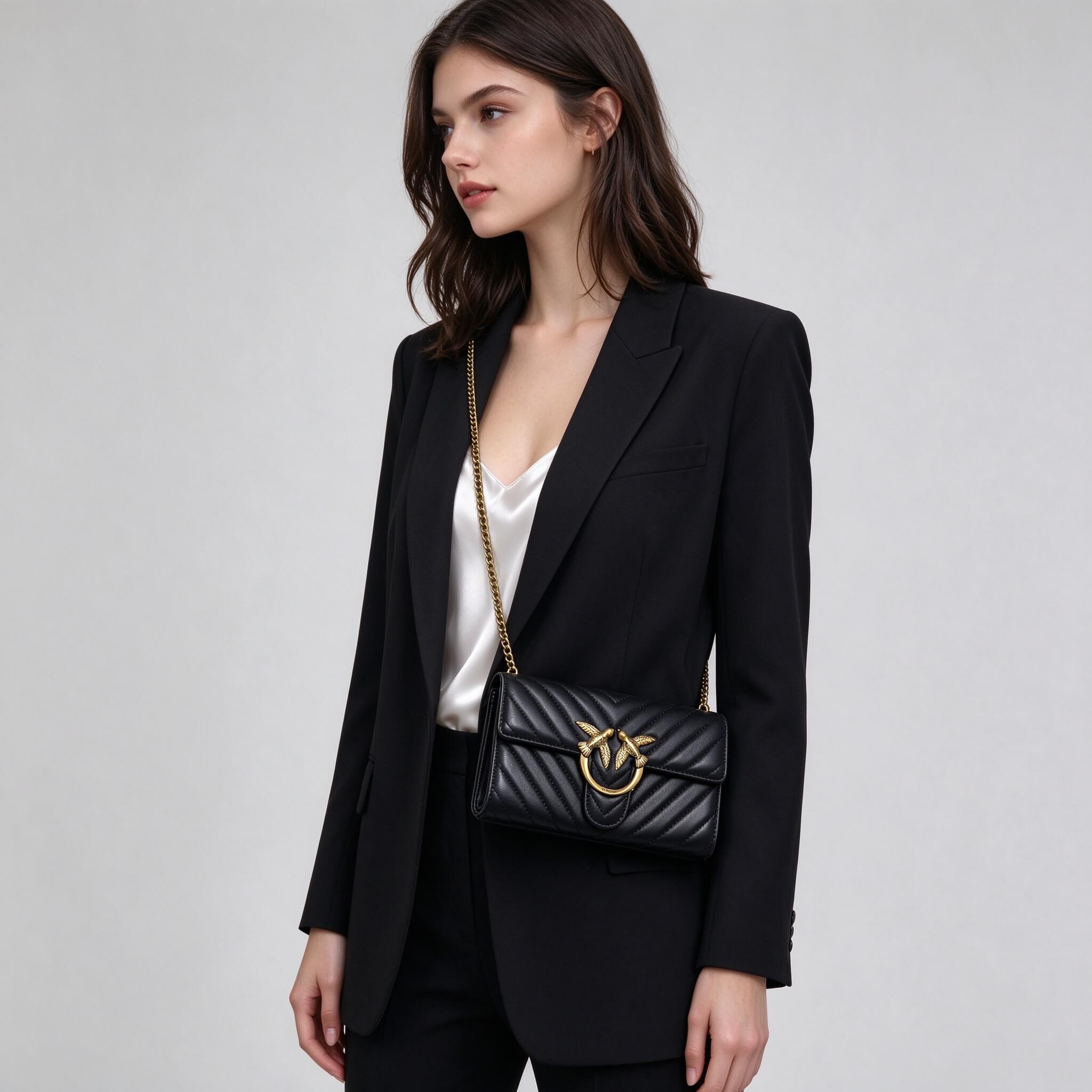 02_模特_侧身半身 PINKO Love Bag - Image 1