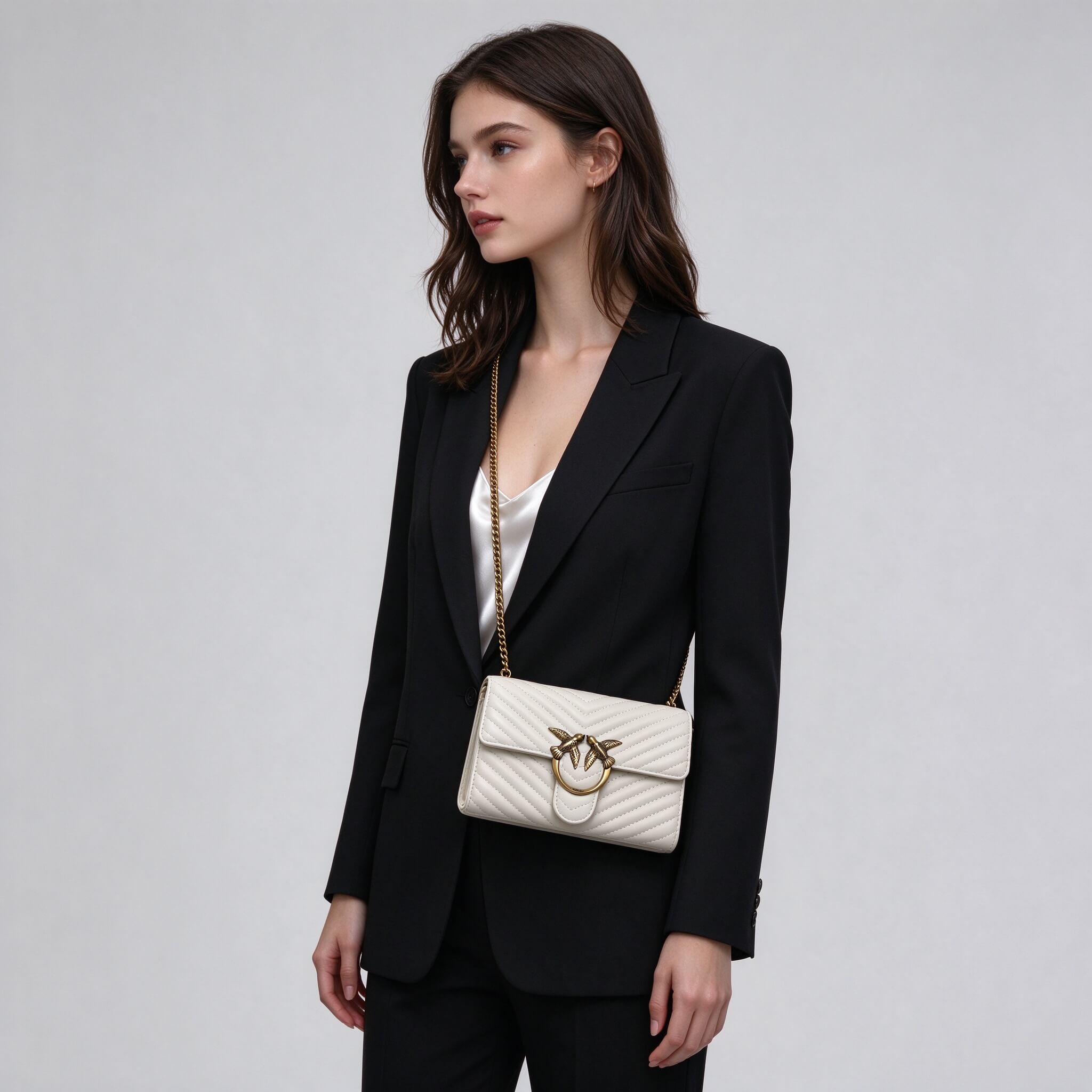 02_模特_侧身半身 PINKO Love Bag - Image 1