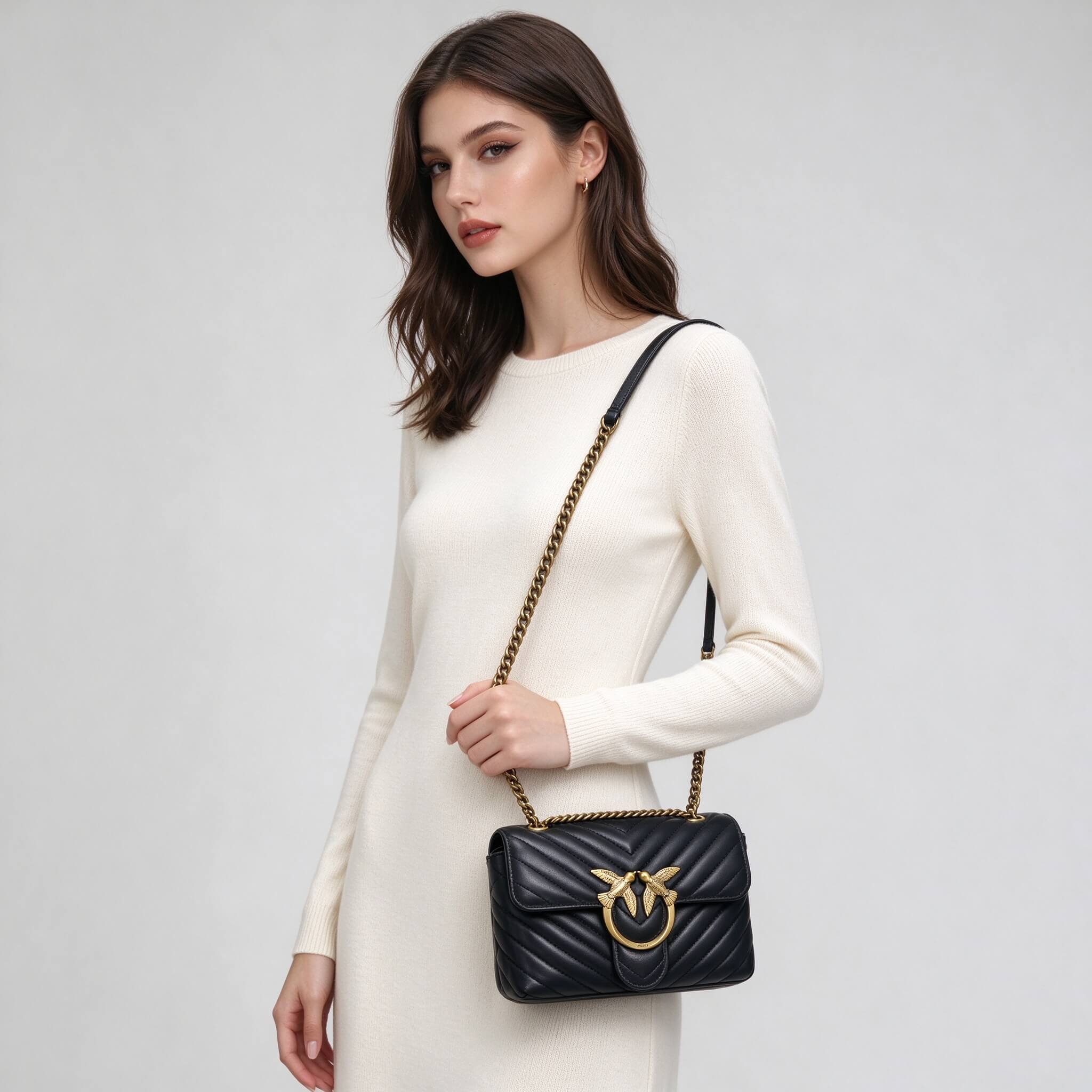 04_模特_斜挎3-4角度 PINKO Love Bag - Image 1